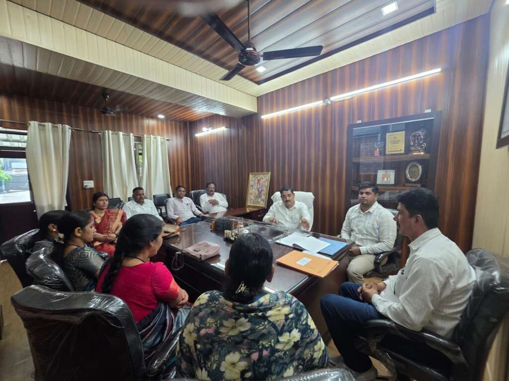 लालकुआं में दुग्ध संघ बोर्ड बैठक की अध्यक्षता करते अध्यक्ष मुकेश बोरा