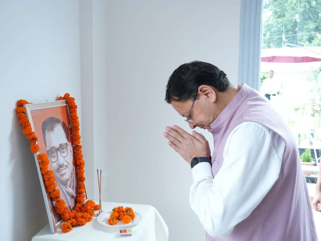 खटीमा में पंडित दीनदयाल उपाध्याय की जयंती पर मुख्यमंत्री पुष्कर सिंह धामी पुष्प अर्पित करते हुए