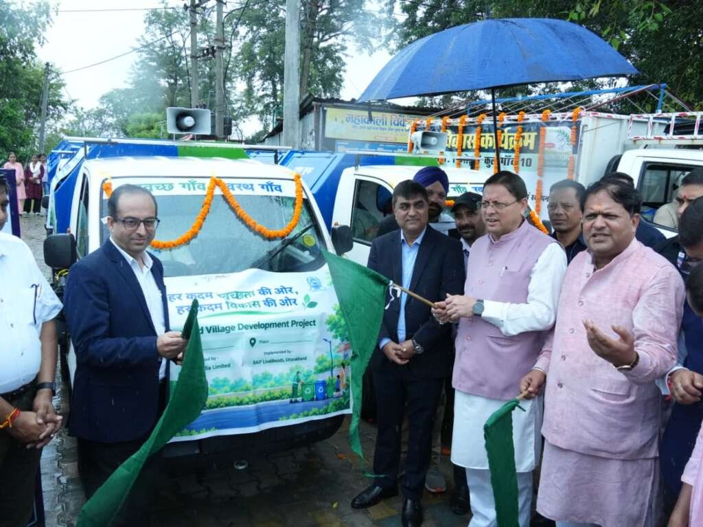 खटीमा में मुख्यमंत्री पुष्कर सिंह धामी कचरा प्रबंधन वाहनों को हरी झंडी दिखाते हुए