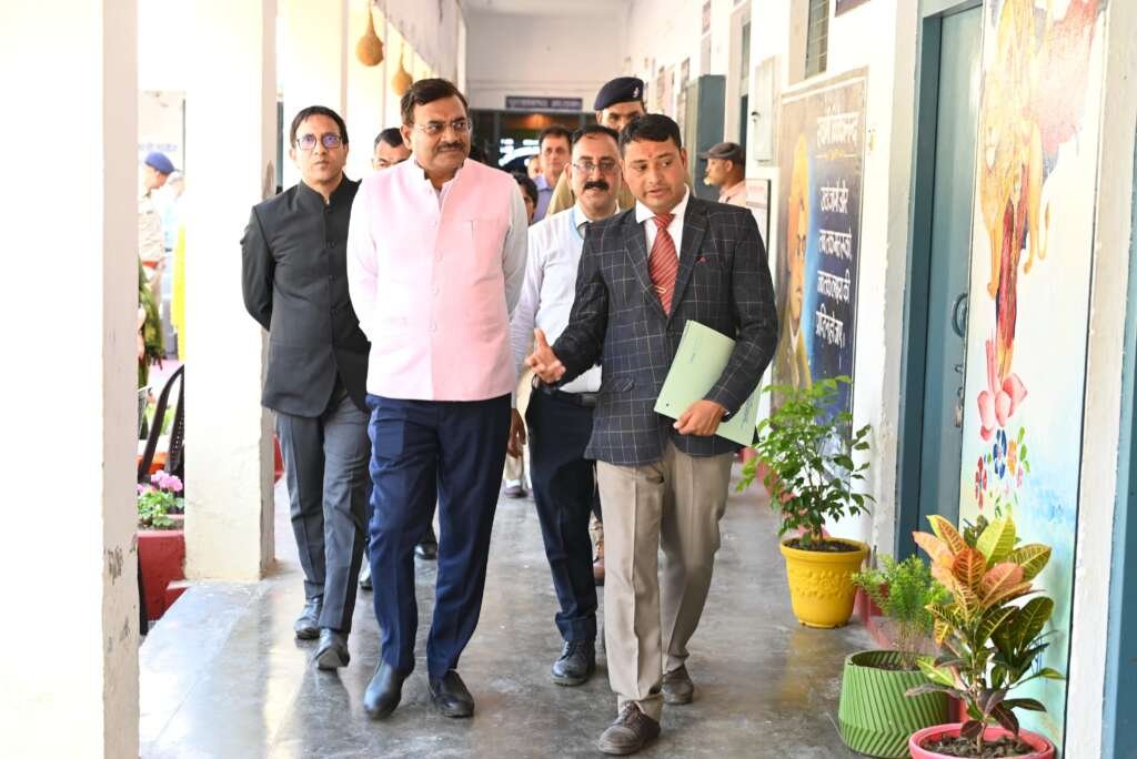 उत्तरकाशी में निरीक्षण करते मुख्य सचिव आनंद बर्द्धन