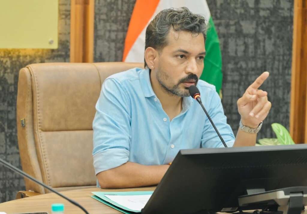 देहरादून डीएम आशीष चौहान रेयर डिजीज से पीड़ित बच्चों के उपचार की पहल करते हुए