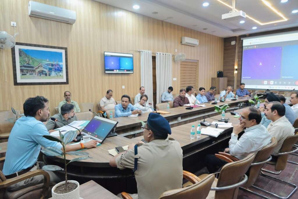 देहरादून में विधानसभा चुनाव-2027 की तैयारियों को लेकर बैठक लेते डीएम आशीष चौहान