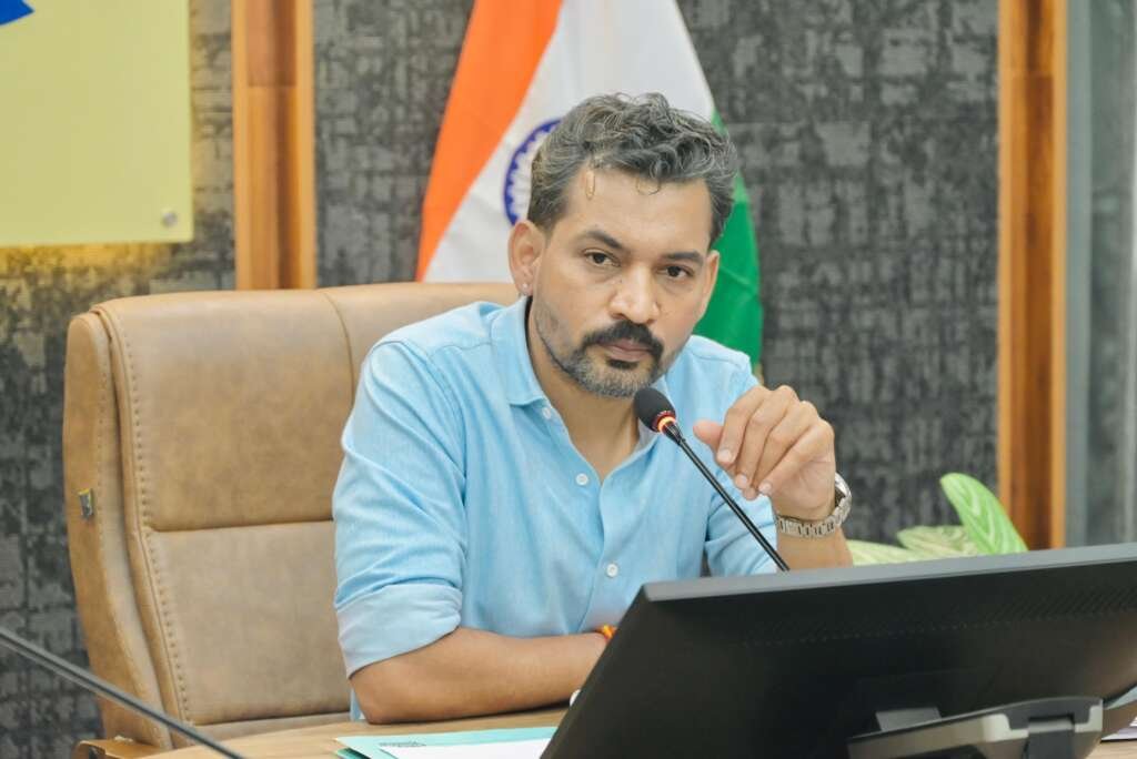 देहरादून में जिला स्तरीय योजनाओं की समीक्षा बैठक लेते डीएम