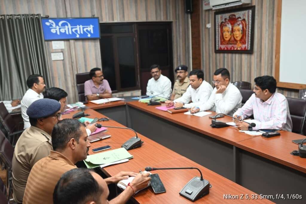 जिलाधिकारी ललित मोहन रयाल सड़क सुरक्षा समिति की बैठक लेते हुए