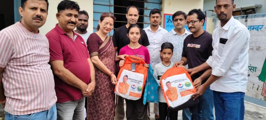 हल्दूचौड़ में पंजीकृत निर्माण श्रमिकों को शिक्षा, स्वच्छता और पोषण किट वितरित करते जनप्रतिनिधि