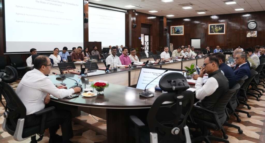 देहरादून सचिवालय में राज्य स्तरीय सुरक्षा समिति की बैठक में अधिकारी