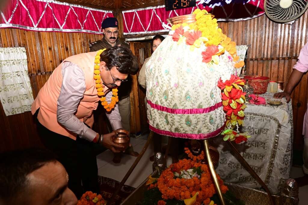 मुख्य सचिव आनंद बर्द्धन गंगोत्री धाम में पूजा-अर्चना करते हुए