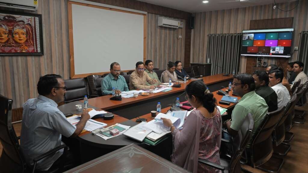 हल्द्वानी में कौशल विकास एवं अप्रेंटिसशिप समिति की बैठक की अध्यक्षता करते डीएम ललित मोहन रयाल