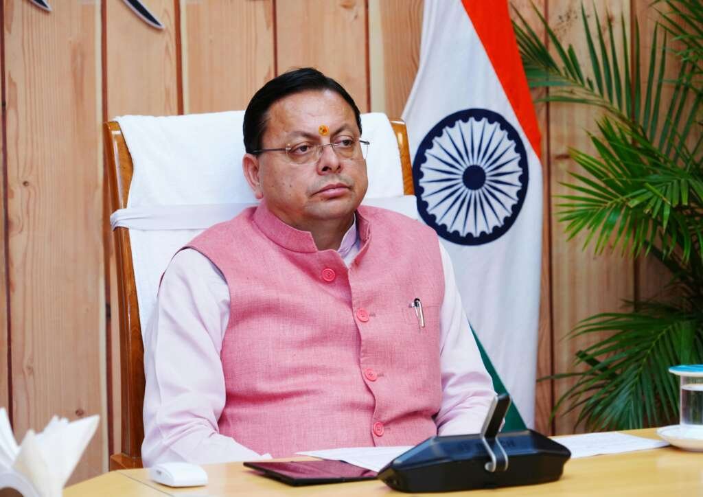मुख्यमंत्री पुष्कर सिंह धामी मुख्यमंत्री आवास में प्रधानमंत्री नरेंद्र मोदी का मन की बात कार्यक्रम सुनते हुए