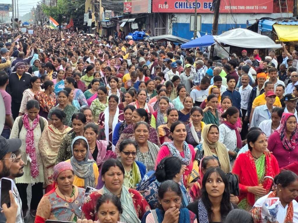 भारी बारिश के बीच बिंदुखत्ता राजस्व गांव की मांग को लेकर लालकुआं में निकली महारैली