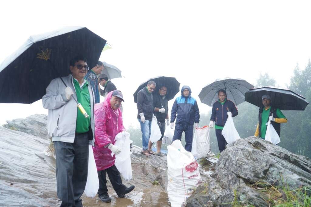 विश्व पर्यटन दिवस पर मुक्तेश्वर में स्वच्छता अभियान