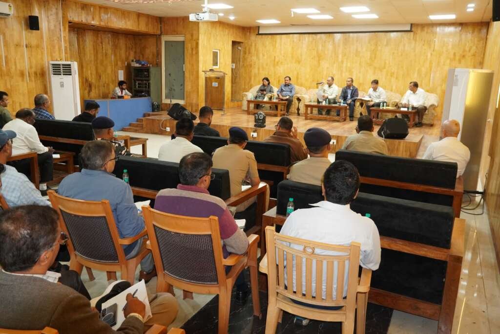 बनबसा में कैबिनेट बैठक की तैयारियों की समीक्षा करते जिलाधिकारी मनीष कुमार