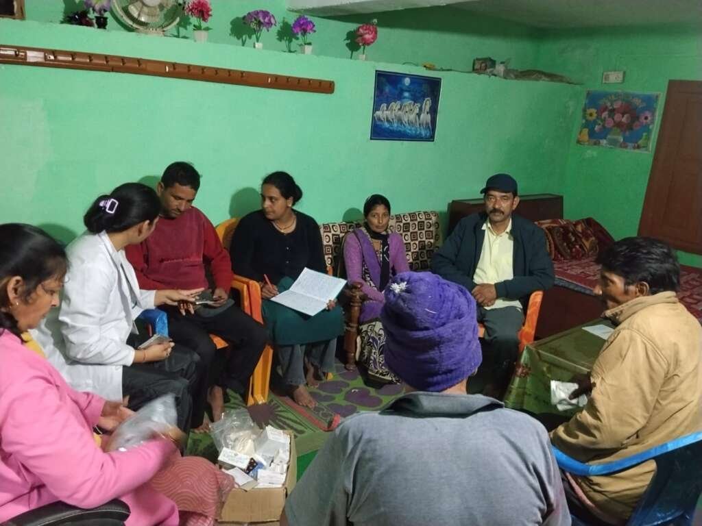 मालवा ताल में स्वास्थ्य विभाग की टीम ग्रामीणों की स्वास्थ्य जांच करते हुए