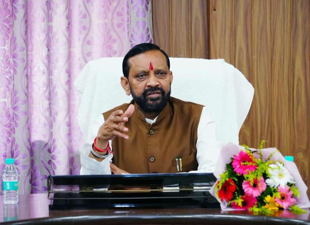 देहरादून में सफाई कर्मचारियों के कल्याण को लेकर समीक्षा बैठक करते आयोग अध्यक्ष भगवत प्रसाद मकवाना