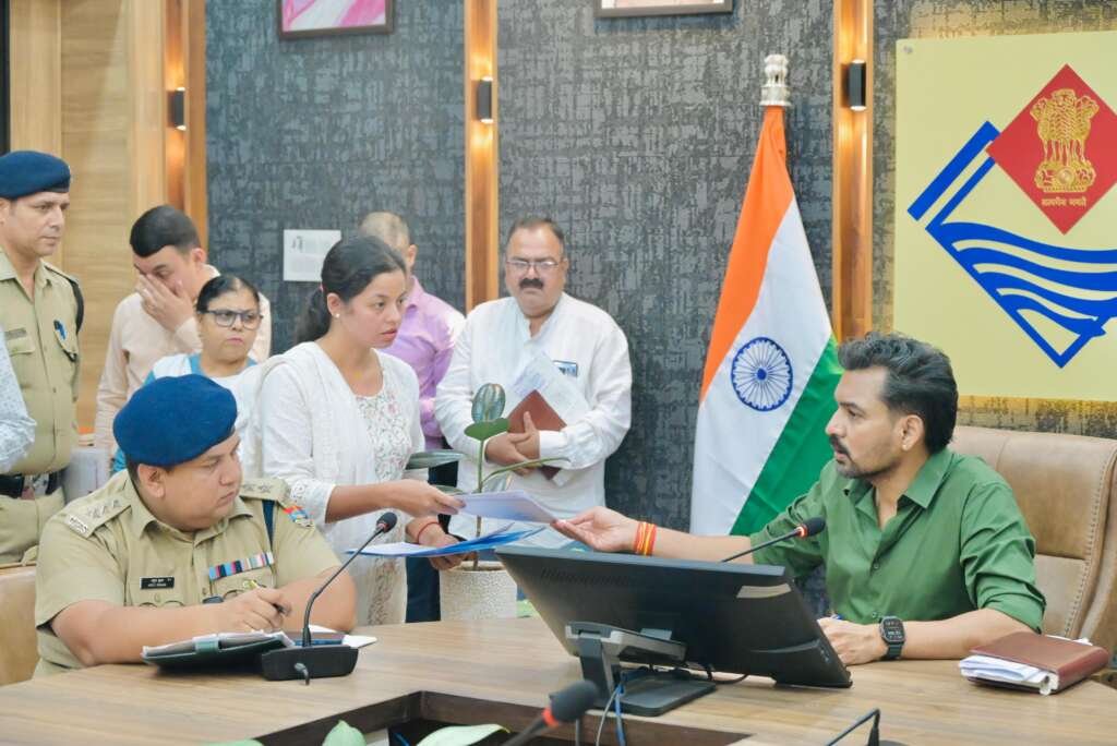 देहरादून में समाधान दिवस के दौरान शिकायतें सुनते जिलाधिकारी डॉ. आशीष चौहान