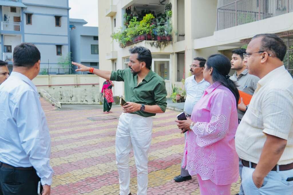 देहरादून में सड़कों का स्थलीय निरीक्षण करते जिलाधिकारी डॉ. आशीष चौहान