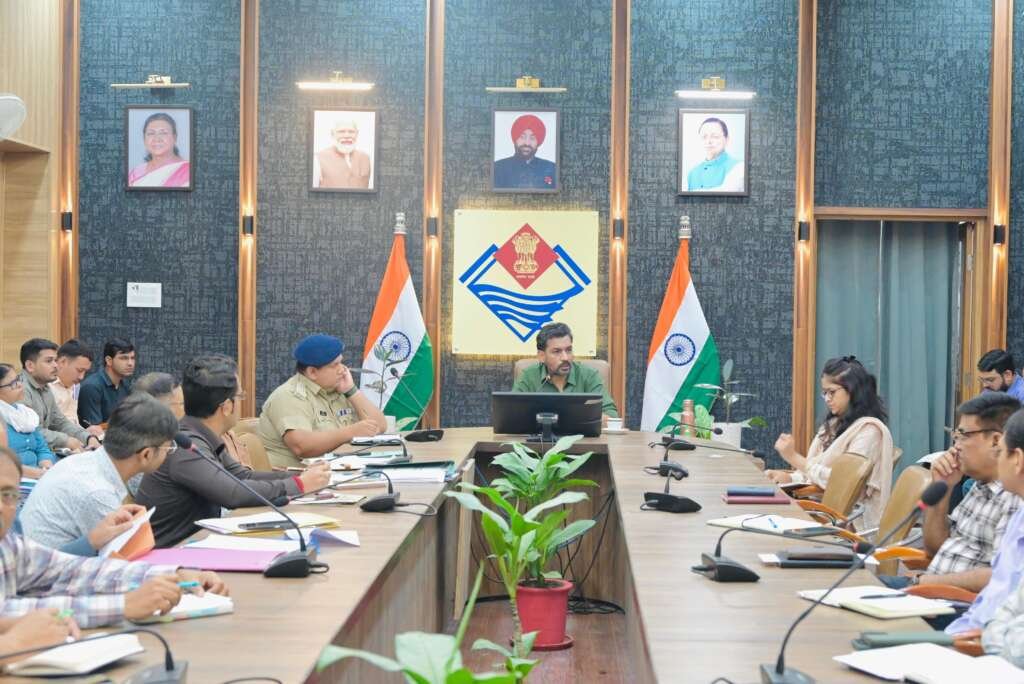 देहरादून में सीएम हेल्पलाइन और मुख्यमंत्री घोषणाओं की समीक्षा करते डीएम डॉ. आशीष चौहान
