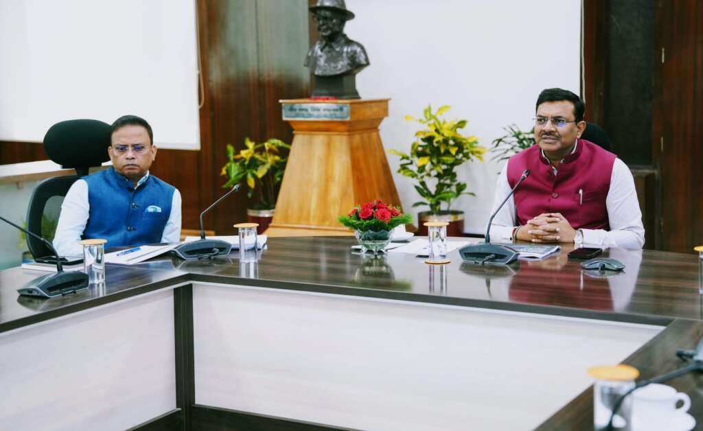 मुख्य सचिव आनन्द बर्द्धन सचिवालय में मुख्यमंत्री घोषणाओं की प्रगति की समीक्षा करते हुए