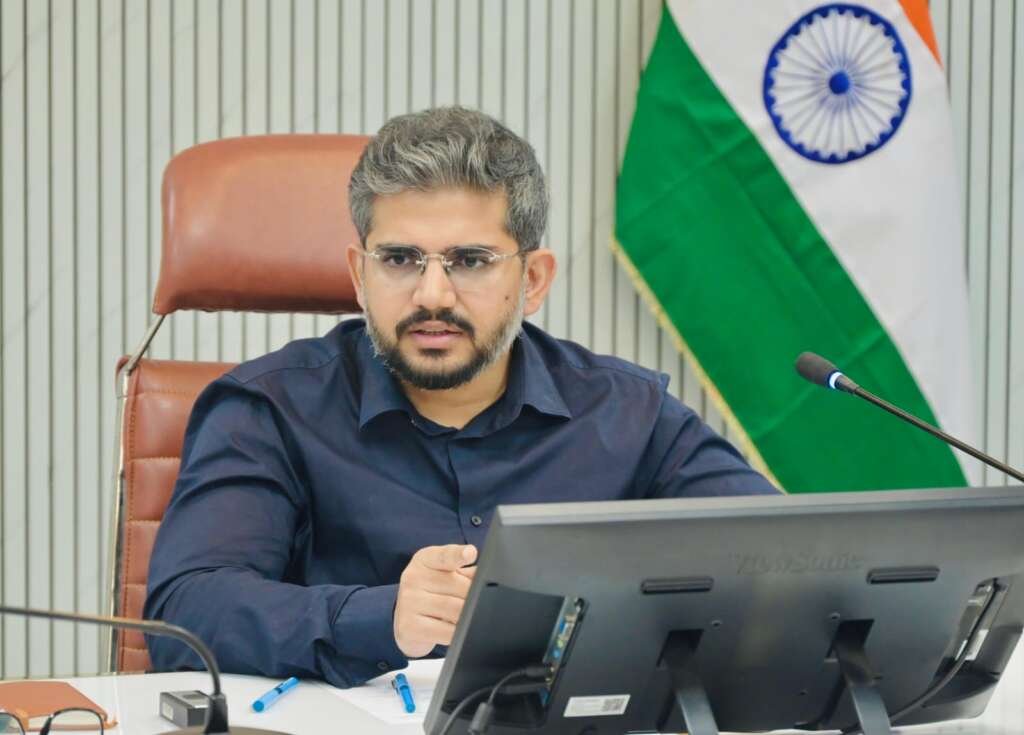 मुख्य विकास अधिकारी अभिनव शाह सरस फूड फेस्टिवल की तैयारियों की समीक्षा करते हुए