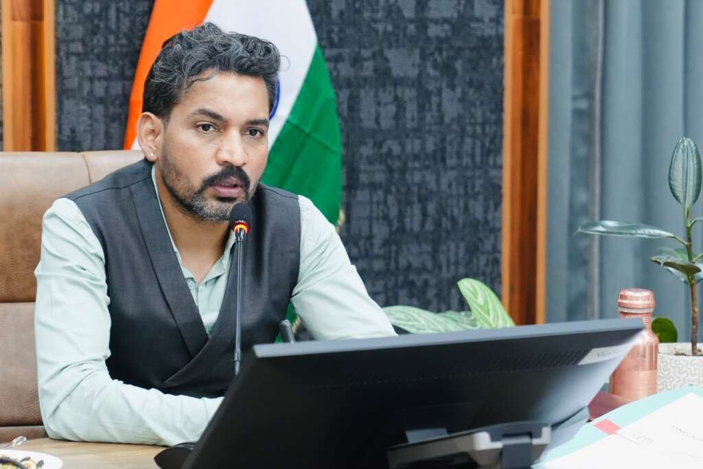 आशारोड़ी क्षेत्र में रंबल स्ट्रिप्स, मीडियन मार्कर और सोलर स्टड्स लगाए गए, नगर निगम की 92 सड़कों के लिए 46 अधिकारियों को जिम्मेदारी