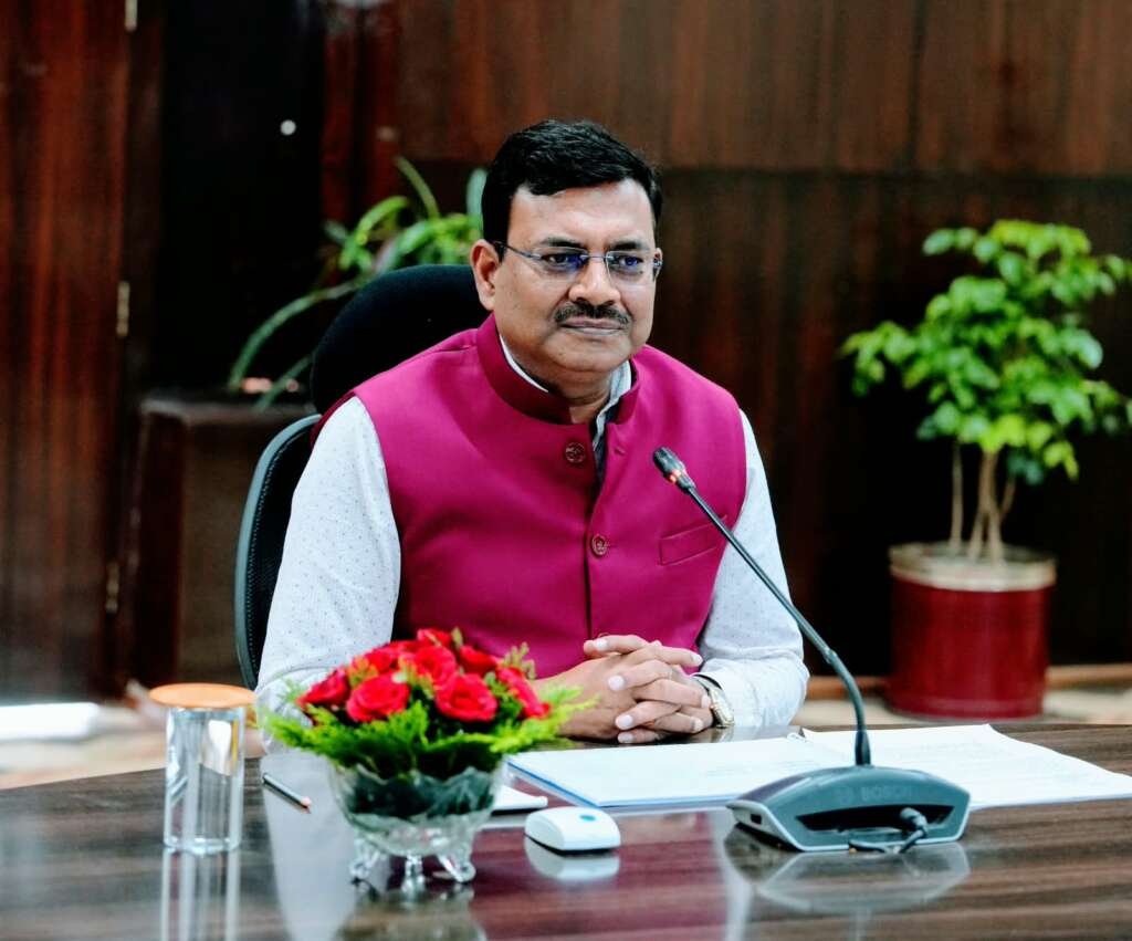 मुख्य सचिव आनन्द बर्द्धन सचिवालय में 25 बिंदु कार्यक्रम की समीक्षा बैठक करते हुए