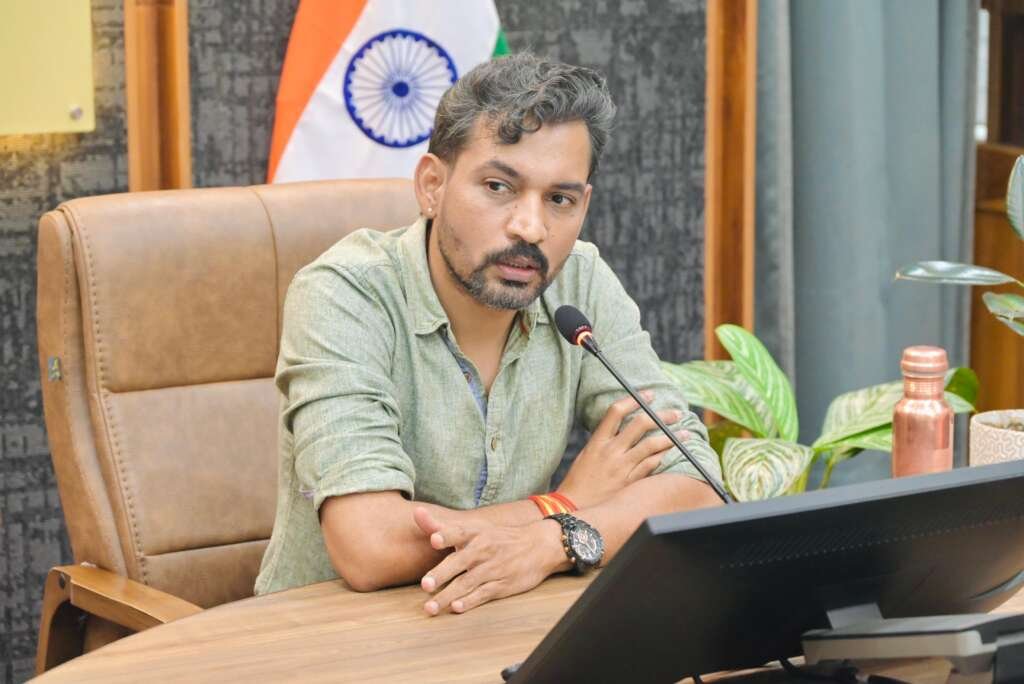 देहरादून डीएम डॉ. आशीष चौहान स्वास्थ्य सेवाओं की समीक्षा बैठक लेते हुए