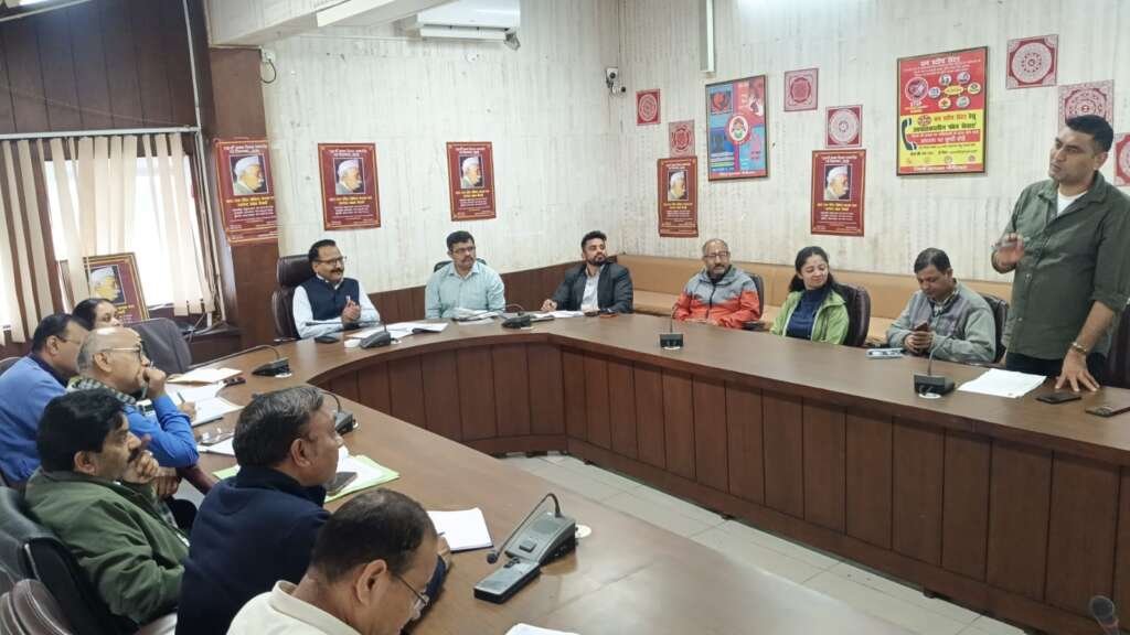 नैनीताल में 70वीं दुर्गा पूजा महोत्सव की तैयारियों को लेकर समीक्षा बैठक करते जिलाधिकारी ललित मोहन रयाल