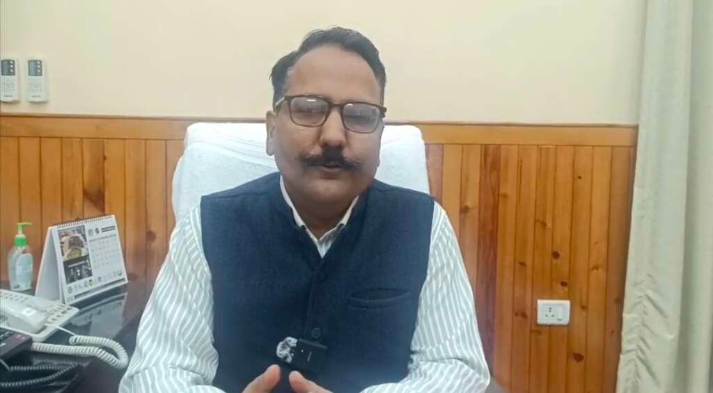 नैनीताल में भारी बारिश के बीच जिलाधिकारी ललित मोहन रयाल ने अधिकारियों को अलर्ट रहने के निर्देश दिए