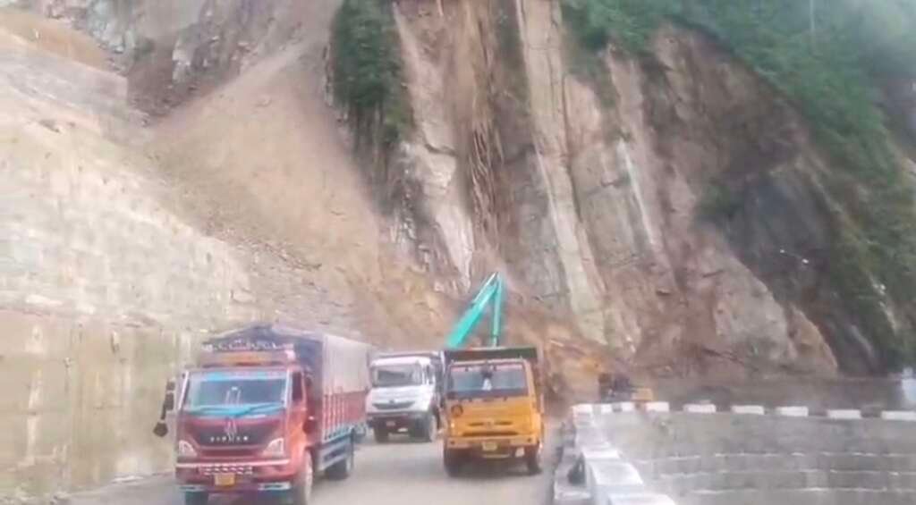 लगातार बारिश के बीच स्वाला क्षेत्र में राष्ट्रीय राजमार्ग पर सुचारू यातायात