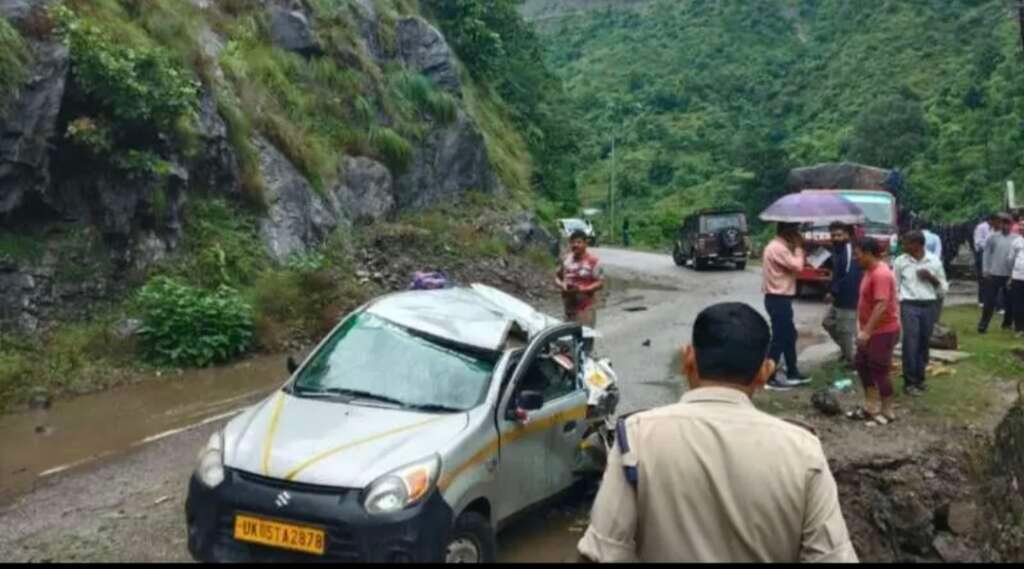 चंपावत के घाट-पनार मार्ग पर बोल्डर गिरने से हुए वाहन हादसे का घटनास्थल