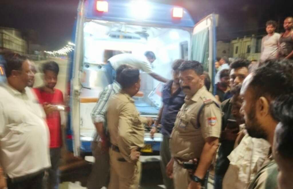 लालकुआं के मोतीनगर में NH-109 पर सड़क हादसे के बाद मौके पर मौजूद पुलिस और एंबुलेंस