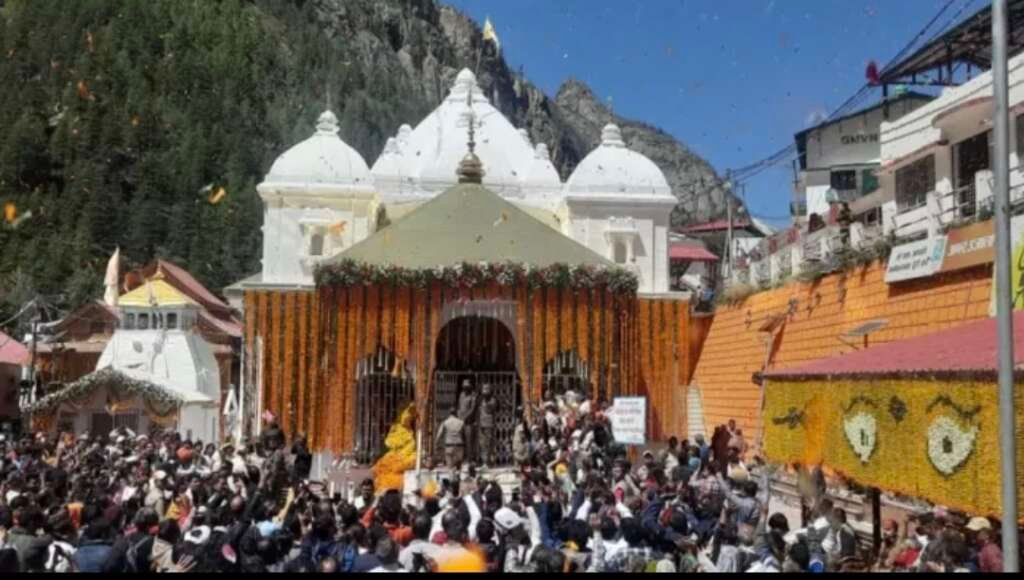 गंगोत्री धाम में रिकॉर्ड संख्या में पहुंचे श्रद्धालु