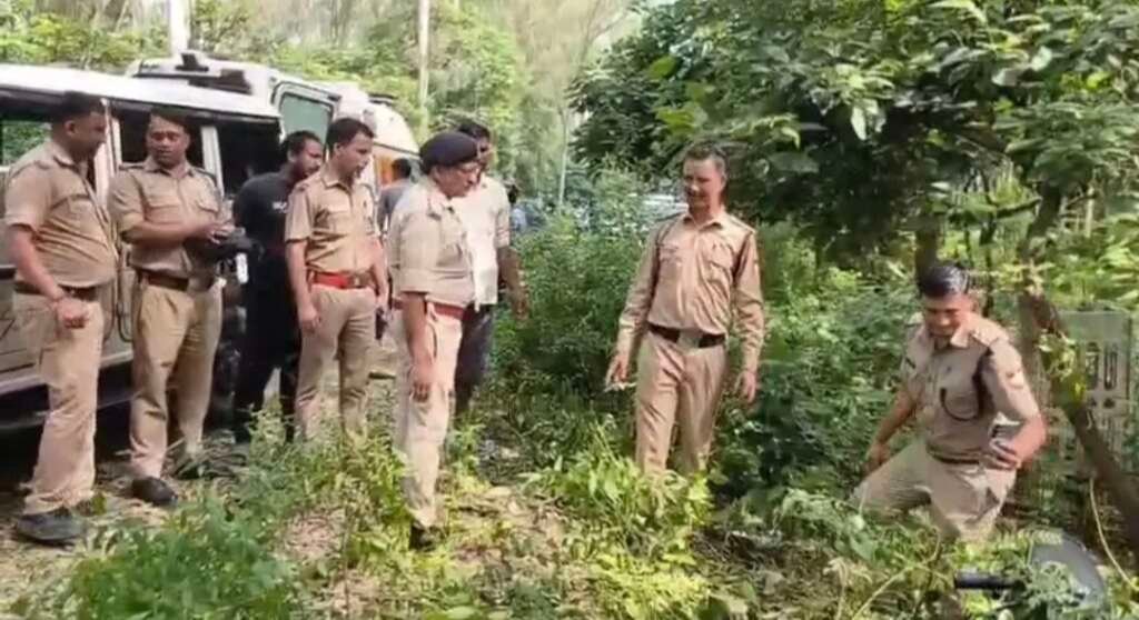 टांडा रोड के एस बैंड के पास हादसे की जांच करती पुलिस