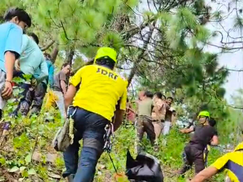 पिथौरागढ़ में गहरी खाई में गिरे पिकअप को SDRF ने रेस्क्यू किया