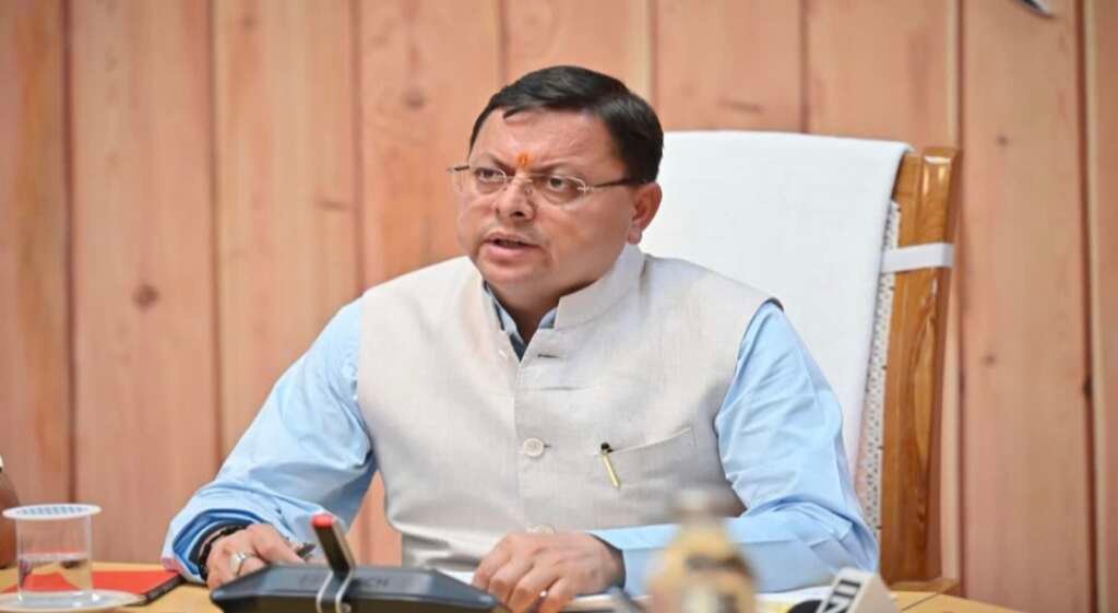 मुख्यमंत्री पुष्कर सिंह धामी विकास योजनाओं को मंजूरी देते हुए