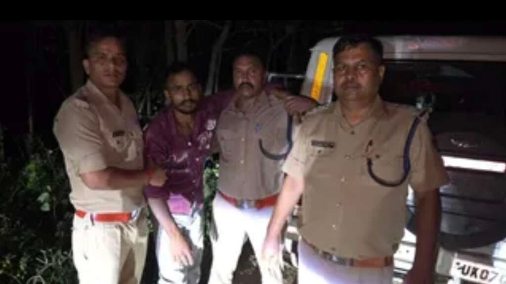 मुठभेड़ में घायल हत्याकांड के आरोपी को अस्पताल ले जाती पुलिस