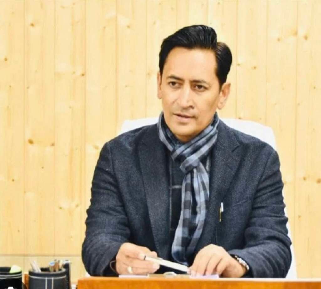 मंडलायुक्त दीपक रावत अधिकारियों को निर्देश देते हुए