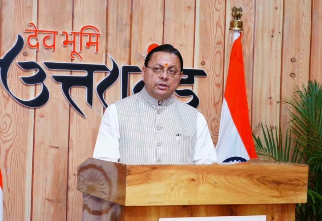 मुख्यमंत्री पुष्कर सिंह धामी चारधाम को प्लास्टिक मुक्त बनाने के अभियान की जानकारी देते हुए