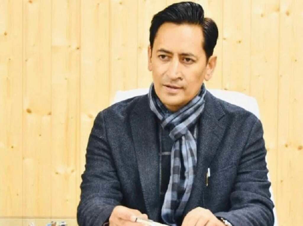नैनीताल में भूमि नामांतरण मामले की जांच के निर्देश देते कुमाऊं आयुक्त दीपक रावत