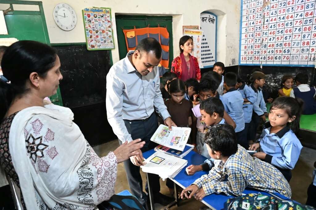 डीएम मयूर दीक्षित स्कूल में छात्र-छात्राओं से संवाद करते हुए