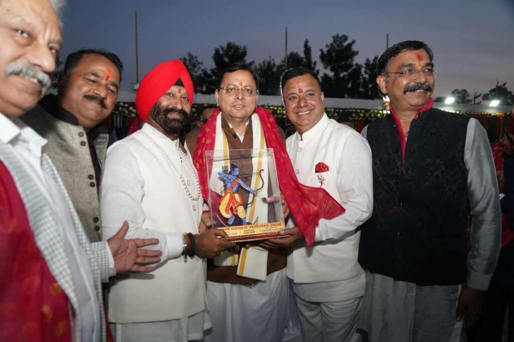 मुख्यमंत्री पुष्कर सिंह धामी देहरादून में दशहरा महोत्सव के दौरान।