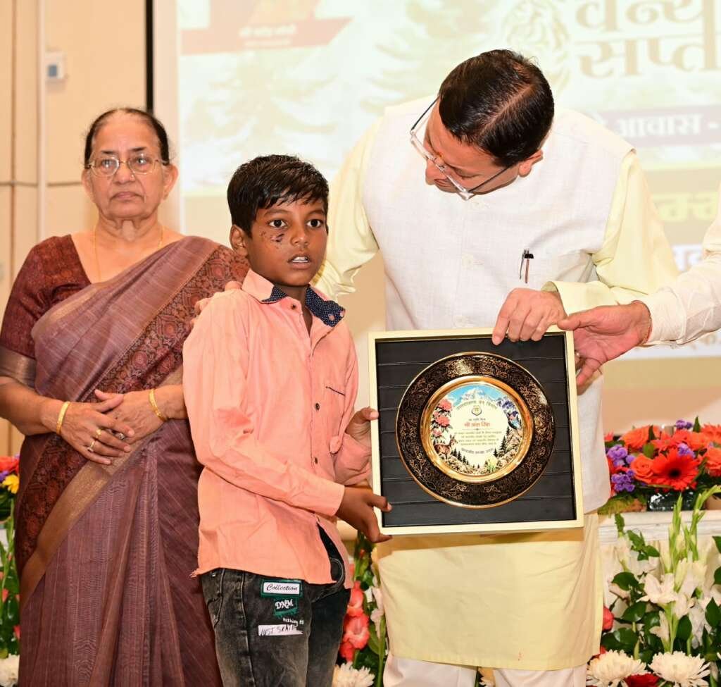 वन्यजीव सप्ताह-2026 कार्यक्रम में मुख्यमंत्री पुष्कर सिंह धामी सम्मानित करते हुए