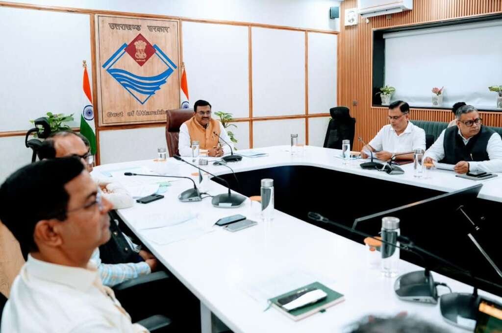 देहरादून में मुख्य सचिव आनन्द बर्द्धन यूआईआईडीबी प्रोजेक्ट्स की समीक्षा करते हुए