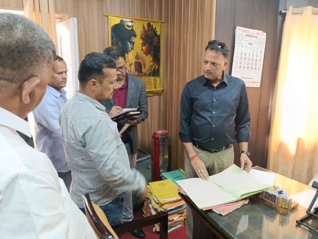 नैनीताल जिला पंचायत कार्यालय का औचक निरीक्षण करते मुख्य विकास अधिकारी
