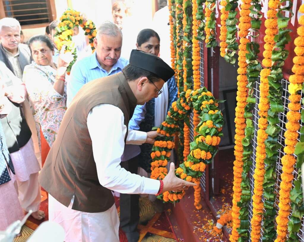 मुख्यमंत्री पुष्कर सिंह धामी ने राज्य आंदोलनकारी शहीदों को श्रद्धांजलि अर्पित की