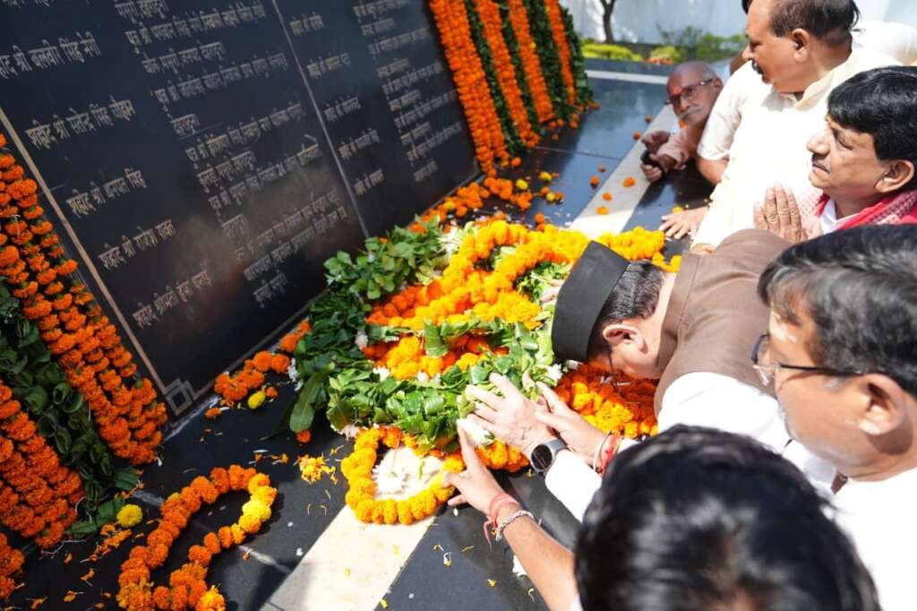 मुख्यमंत्री पुष्कर सिंह धामी रामपुर तिराहा शहीद स्मारक पर श्रद्धांजलि अर्पित करते हुए