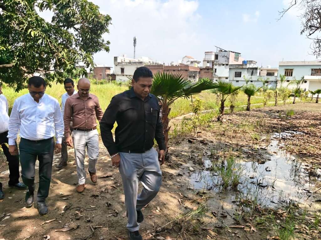 डॉ. आर. राजेश कुमार हल्द्वानी में विकास परियोजनाओं का निरीक्षण करते हुए।