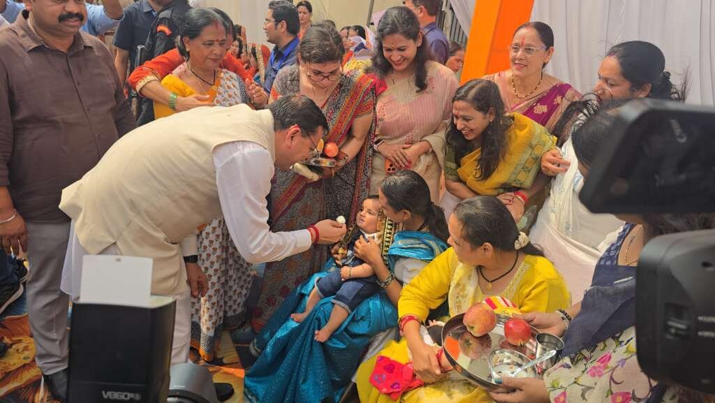 खटीमा के आंगन मिलन कार्यक्रम में बच्चों और महिलाओं से संवाद करते मुख्यमंत्री पुष्कर सिंह धामी