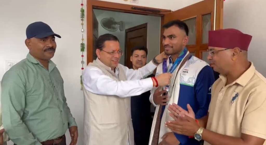 एशियन गेम्स में कांस्य पदक विजेता बॉक्सर कपिल पोखरिया से मुलाकात करते मुख्यमंत्री पुष्कर सिंह धामी
