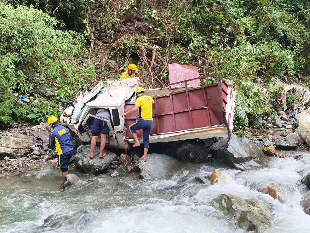 कैंचीधाम के पास दुर्घटनाग्रस्त पिकअप का रेस्क्यू करती SDRF टीम